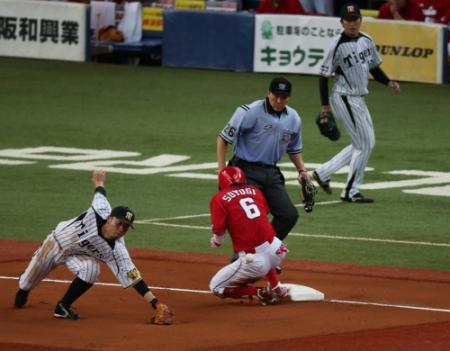 　４回、右中間安打で三塁に滑り込む広島・梵。上本の送球が乱れて三塁手・今成捕れず