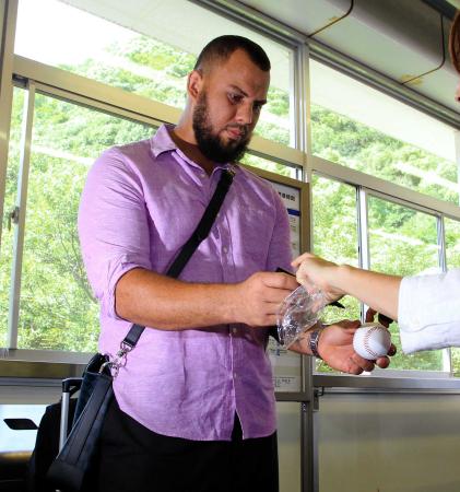 　サインに気軽に応じるゴメス（撮影・棚橋慶太）