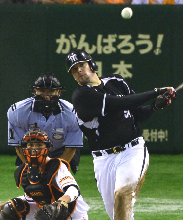 ６回阪神、タイムリーを放つ阪神・メッセンジャー＝東京ドーム