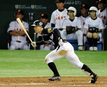 　５回、伊藤隼は右前打を放つ（撮影・佐々木彰尚）