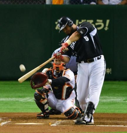 ２回阪神無死、右越えに同点ソロを放つ阪神・ゴメス＝東京ドーム（撮影・村中拓久）