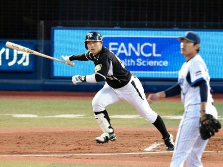 ２回、伊藤隼は右中間に先制適時三塁打を放つ（撮影・吉澤敬太）