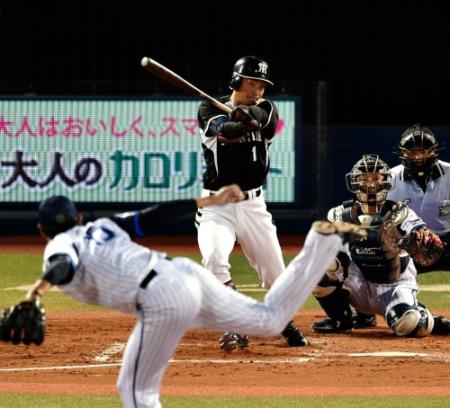 ３回阪神２死二塁、鳥谷敬は左線に適時打を放つ＝横浜スタジアム（撮影・吉澤敬太）