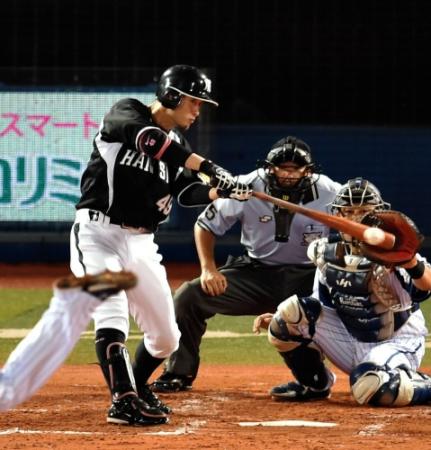 ３回表阪神１死一、三塁、今成亮太は左前に適時打を放つ＝横浜スタジアム（撮影・吉澤敬太）