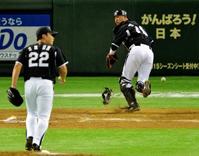 　９回１死一塁、打者隠善の時、呉昇桓がワイルドピッチ、捕手鶴岡（右）がボールを追う