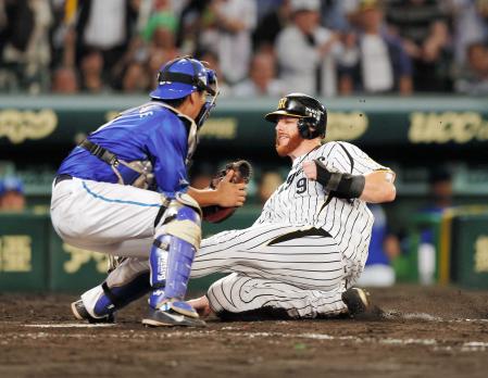 　９回、今成は左前打でマートンが生還（撮影・棚橋慶太）