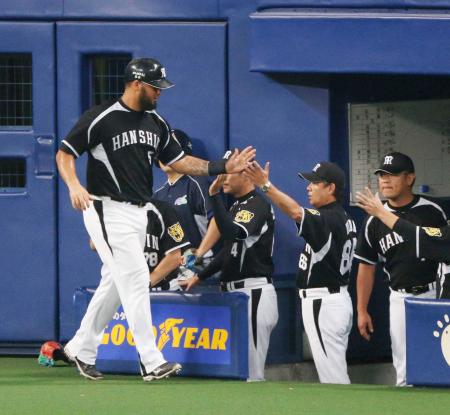 　６回、今成の適時打で生還し和田監督に迎えられるゴメス（左）