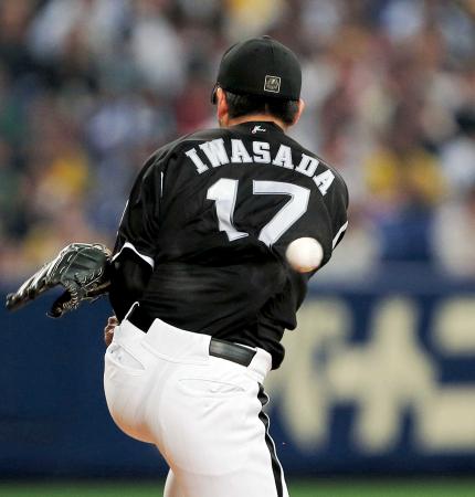 　１回、ルナの打球を体に受ける岩貞（撮影・飯室逸平）