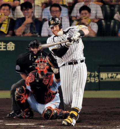４回阪神、阪神　マット・マートンはタイムリー二塁打を放つ＝甲子園（撮影・飯室逸平）