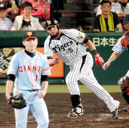 　４回、ゴメスは杉内から中前適時打を放つ（撮影・飯室逸平）