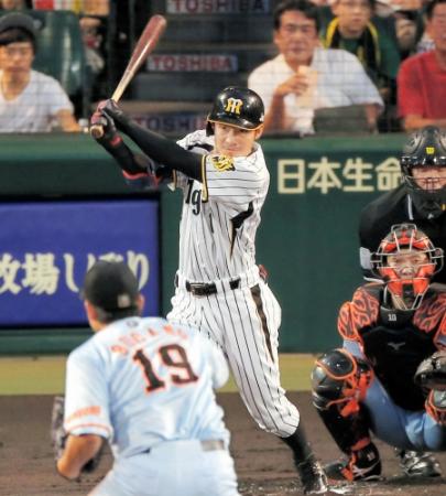 １回阪神、１死二塁、阪神・鳥谷　敬は先制タイムリー二塁打を放つ＝甲子園（撮影・飯室逸平）