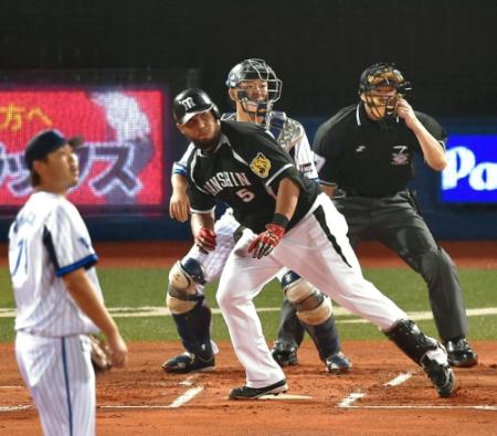 １回阪神２死三塁、ゴメスは左前に先制適時打を放つ＝横浜スタジアム（撮影・吉澤敬太）