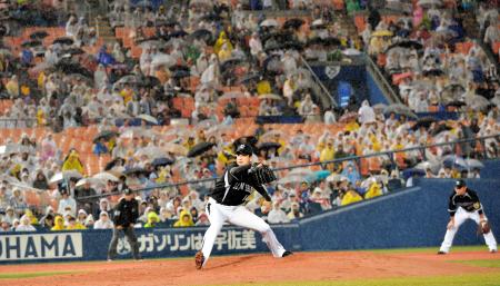 　雨の中、力投する能見（撮影・会津智海）