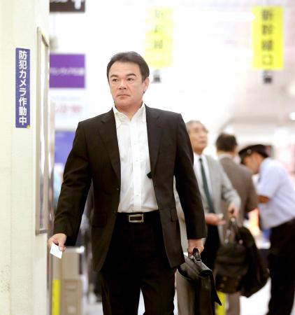 　新幹線で移動する和田監督（撮影・田中太一）