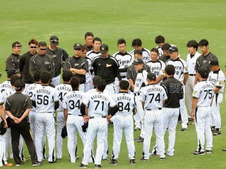 　練習前、円陣組むナイン、コーチ陣に話をする和田監督（撮影・田中太一）