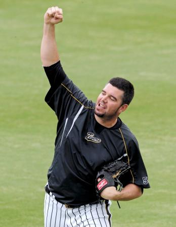 　練習中にガッツポーズを見せるメッセンジャー