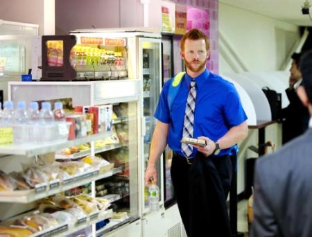 　宮崎への移動前に空港の売店で買い物をするマートン