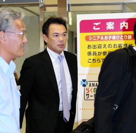 　宮崎空港に到着した和田監督（撮影・持木克友）