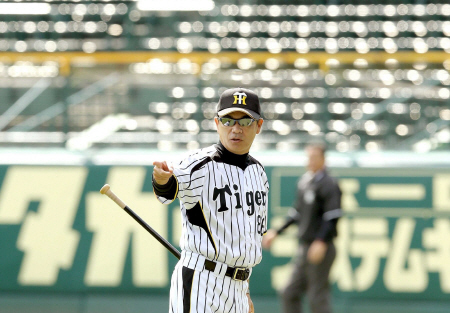 　練習中、ナインに指示を出す和田監督（撮影・田中太一）