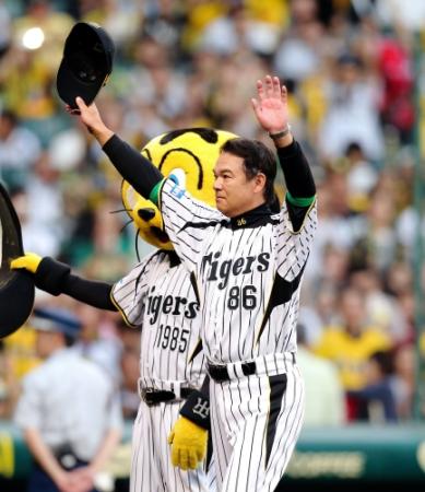 　ファンの声援に両手を挙げる和田監督（撮影・棚橋慶太）