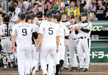 　ウイニングボールを受け取り、笑顔を見せる和田監督（右端）