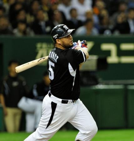 ３回、右前適時打を放ったゴメス＝東京ドーム（撮影・園田高夫）