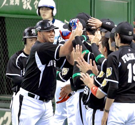　１回、左越え２ランを放ち、ナインとタッチを交わすゴメス（撮影・吉澤敬太）