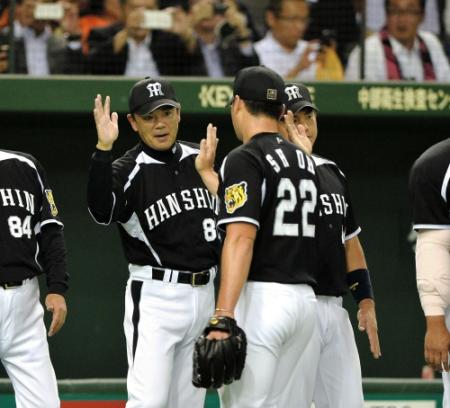 呉昇桓（右）とハイタッチをする和田監督＝東京ドーム（撮影・園田高夫）