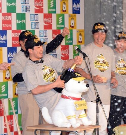 　ＣＳを制して阪神と戦う日本シリーズ進出を決めたソフトバンクの秋山監督（右）はビールかけで笑顔を見せる（左は松田）