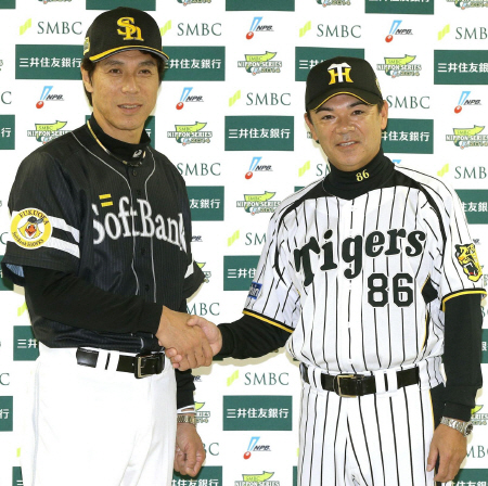 さあ、対決！ー。会議を終え、お互い笑顔で握手する（右から）和田監督と秋山監督