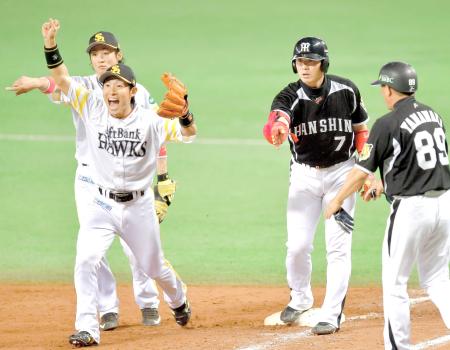 　９回、一塁へ向かう際守備妨害したとの判定に、呆然とする西岡（右から２人目）＝撮影・吉澤敬太