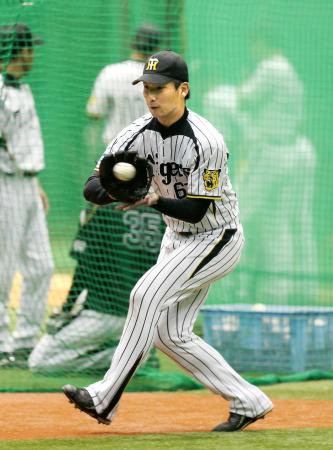 　投手ノックで一塁ベースカバーに走る岩崎（撮影・持木克友）