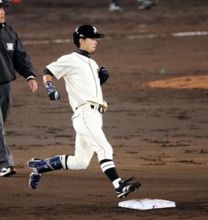 ６回阪神巨人連合軍２死一塁、左線適時二塁打を放つ上本博紀＝甲子園（撮影・持木克友）