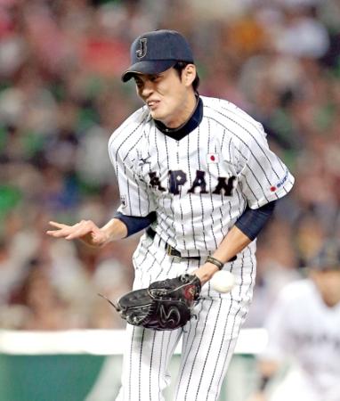 ２回、谷口の打球が藤浪を直撃（撮影・飯室逸平）