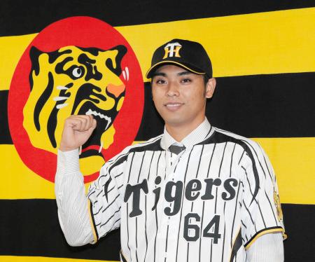 　桑原はユニホームに身を包み笑顔でガッツポーズ