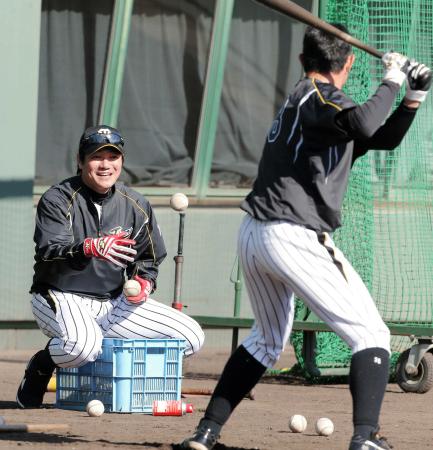 　笑顔でトスをあげる浜中コーチ（撮影・飯室逸平）