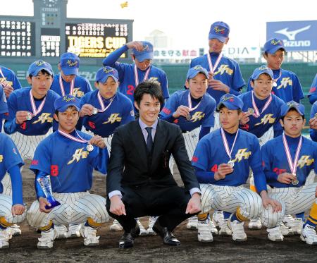 　枚方ボーイズの選手たちと記念写真に納まる藤浪（撮影・棚橋慶太）