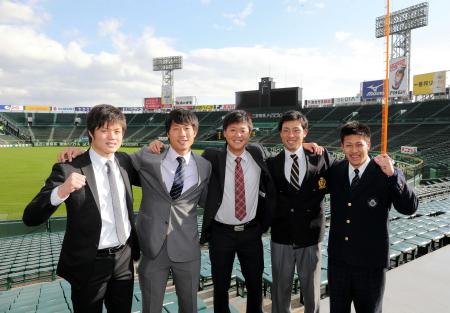 　球場を見学し肩を組み笑顔のルーキーたち（撮影・棚橋慶太）