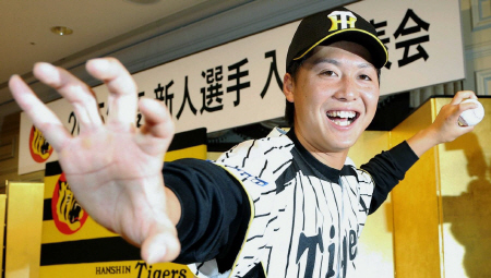 　カメラマンに向かいポーズを決める横山（撮影・棚橋慶太）