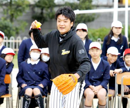 　ゴムボールで児童とキャッチボールをする松田（撮影・保田叔久）