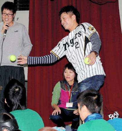 　子どもたちとゲームを楽しむ北條（撮影・飯室逸平）