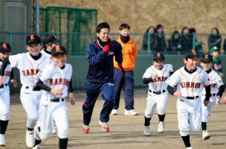　野球少年たちと一緒に笑顔でランニングする上本（撮影・北村雅宏）