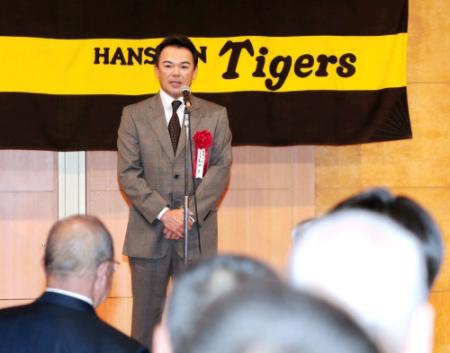 ＯＢ会であいさつをする和田監督（撮影・棚橋慶太）