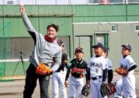 秋山らが出身の愛媛県で野球教室