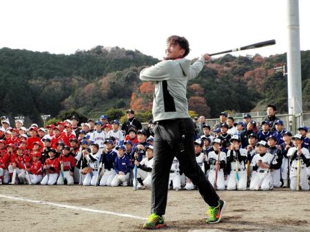 　子どもたちの前で豪快な打撃を披露する秋山