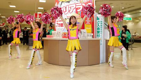 　初売りを前にダンスで出迎えるタイガースガールズ（撮影・保田叔久）