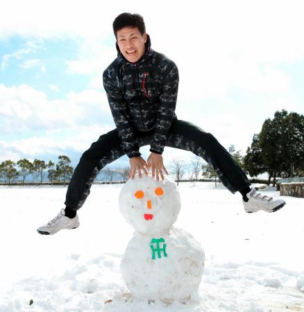 　笑顔で雪だるまを飛び越える植田（撮影・保田叔久）