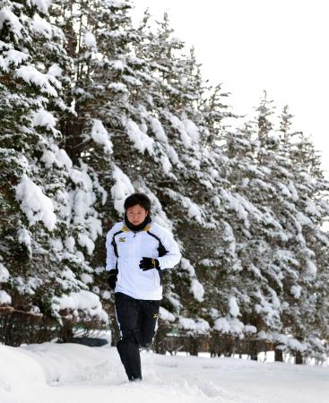 　雪の中を走り込む横山（撮影・吉澤敬太）