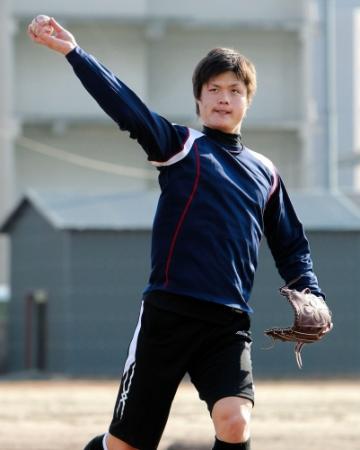 自主トレを公開しキャッチボールで汗を流す阪神・守屋功輝＝岡山商科大学（撮影・保田叔久）