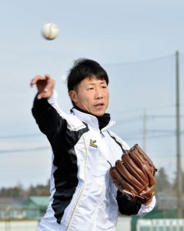 初投げを披露した阪神ドラ２の石崎剛＝茨城県内のグラウンド（撮影・園田高夫）
